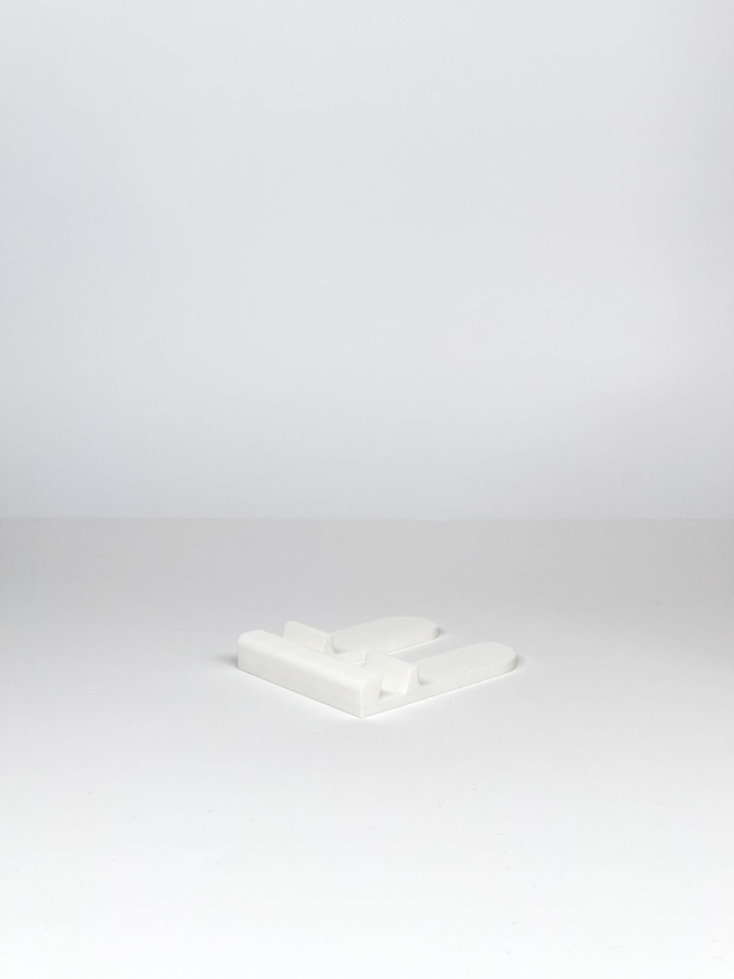 Minimalistyczna podstawka pod telefon